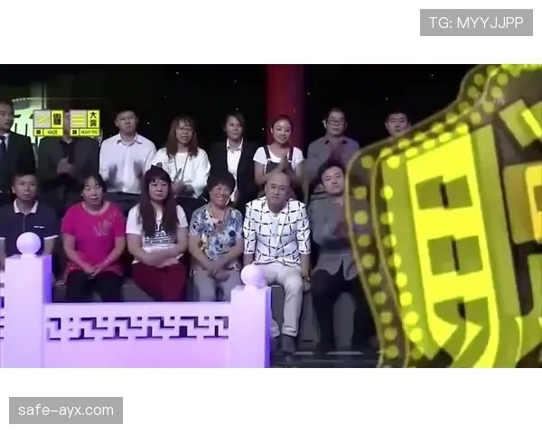 蔡赟拎着名牌袋排小摊,旁边大妈认出来的表情比我还懵